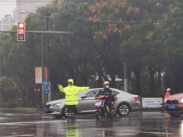 上海最新交通事故引发关注，城市交通安全成焦点